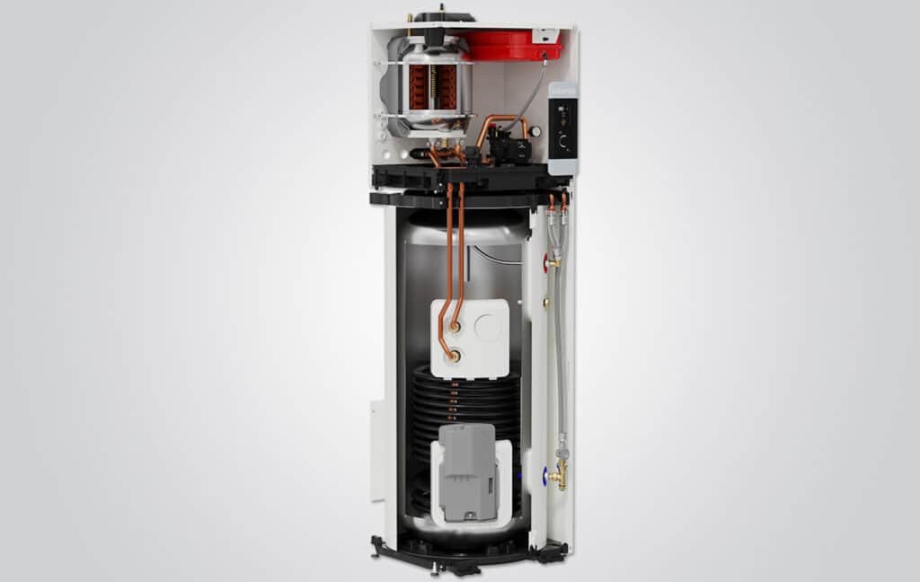Intérieur exposé d'un chauffe-eau thermodynamique Atlantic. On voit la pompe à chaleur, le réservoir d'eau, le serpentin et les commandes.