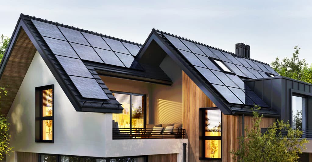 Maison moderne durable avec toits couverts de panneaux solaires, façade blanche, bardage bois et accents métalliques sombres. Architecture contemporaine.