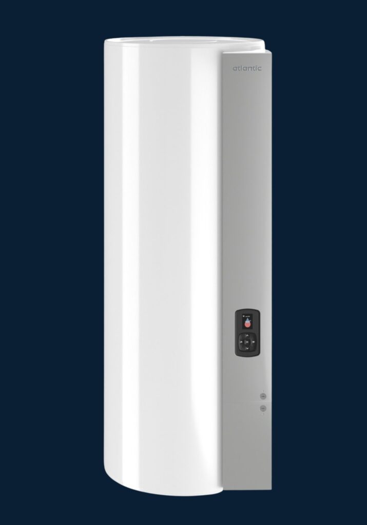 Chauffe-eau Atlantic vertical blanc avec panneau de contrôle gris et écran affichant une goutte d'eau. Design slim et moderne.