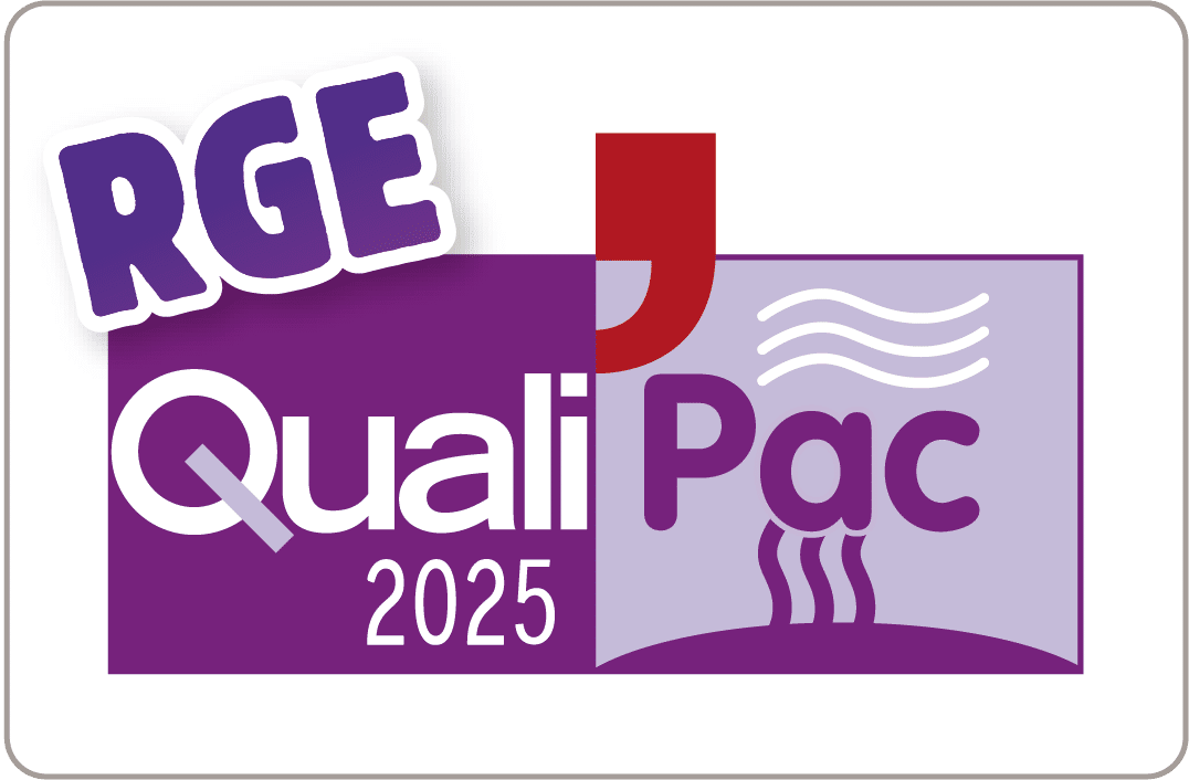 Logo RGE QualiPac 2025. Le texte violet "RGE" en haut, "Quali" blanc et "2025" sur fond violet. "Pac" violet sur fond lavande avec vagues d'air et de chaleur. Un "J" rouge lie les parties.