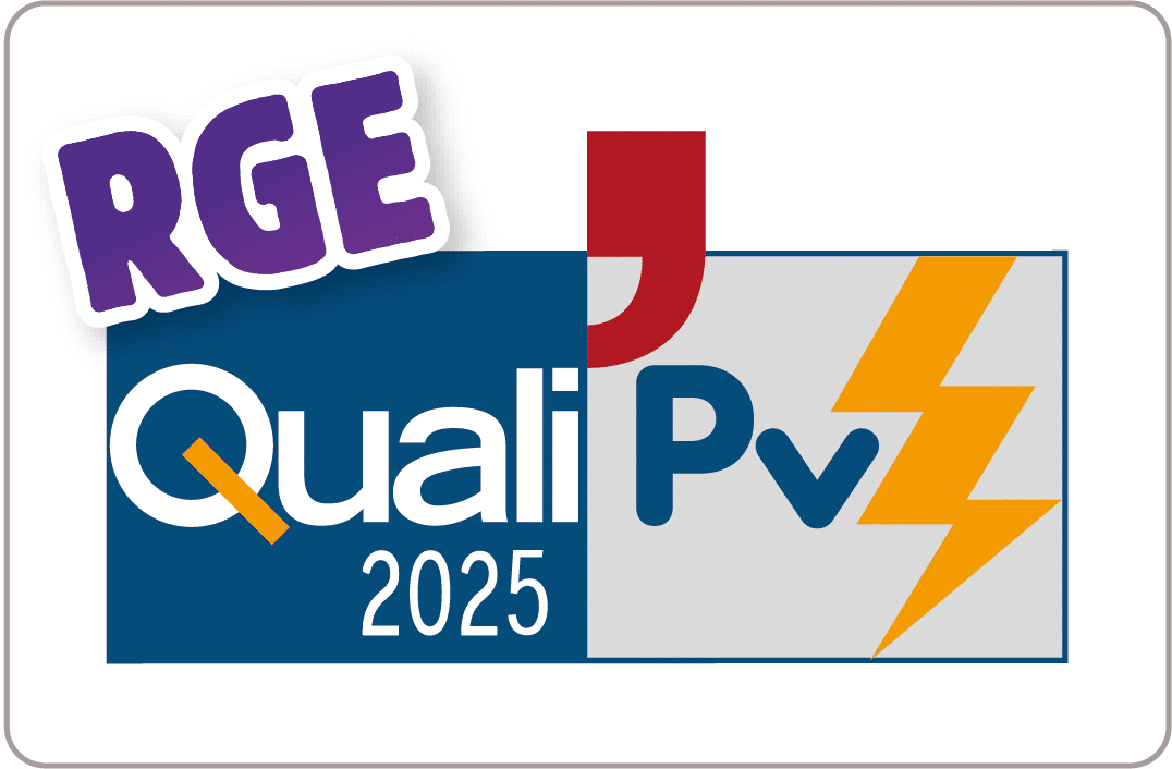 Logo RGE violet, Quali 2025 sur fond bleu. À droite, QualiPv sur fond gris avec éclair orange et un J rouge stylisé.